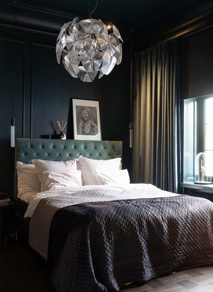 chambre aux tons sombres