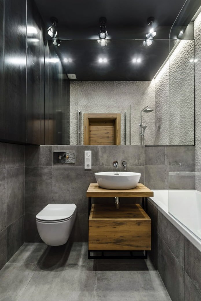 grand miroir dans la salle de bain
