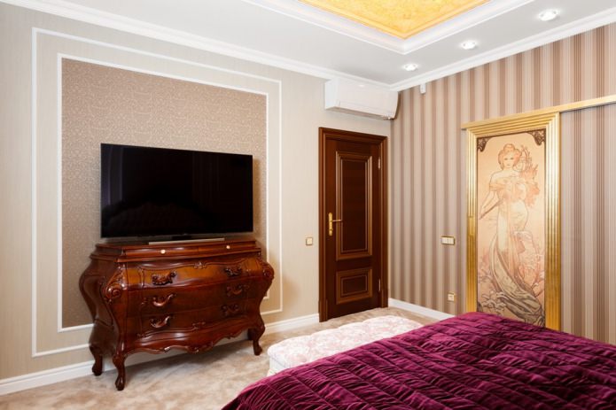 Combinaison de plinthe blanche et de porte marron foncé