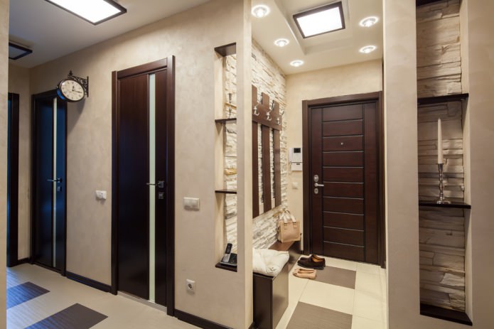 Portes sombres dans le couloir