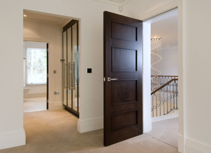 sol beige et porte foncée