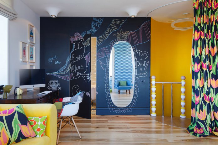Porte intérieure invisible dans une chambre d'enfant