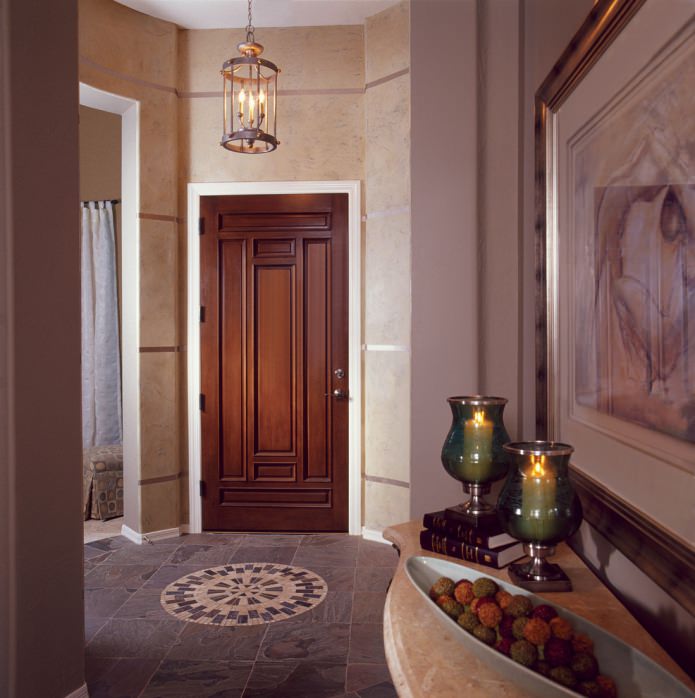 Portes massives avec un motif sculpté à l'intérieur d'un couloir classique