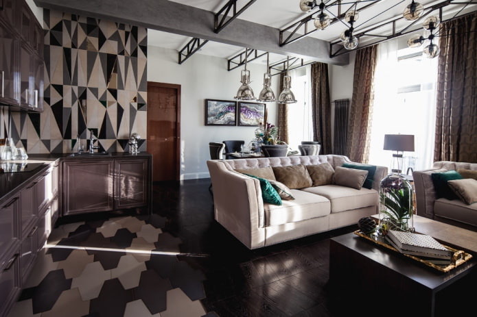 Combinaison de carrelage dans la cuisine avec du parquet foncé dans le salon