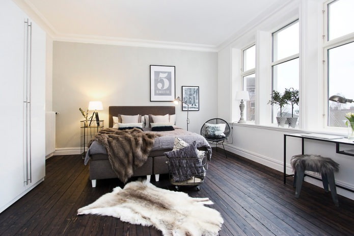Parquet marron foncé dans la chambre