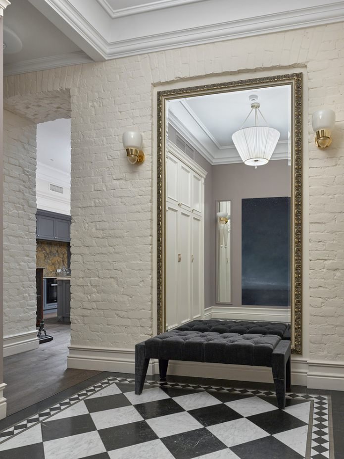 couloir avec carrelage foncé