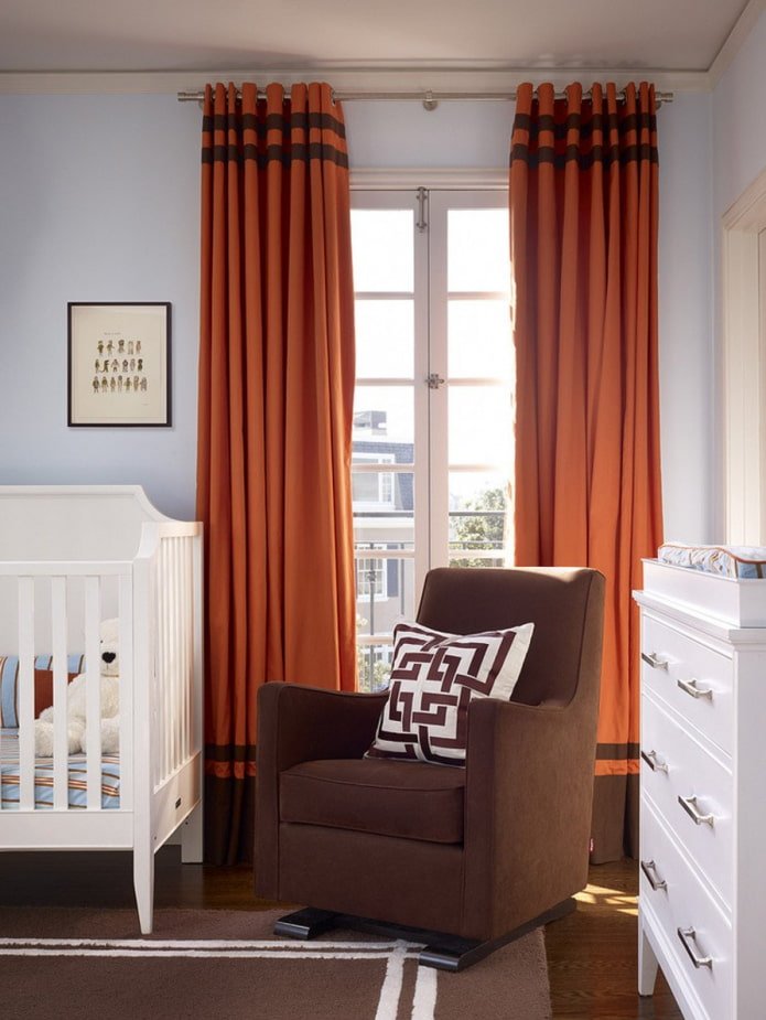 rideaux en terre cuite dans la chambre de bébé
