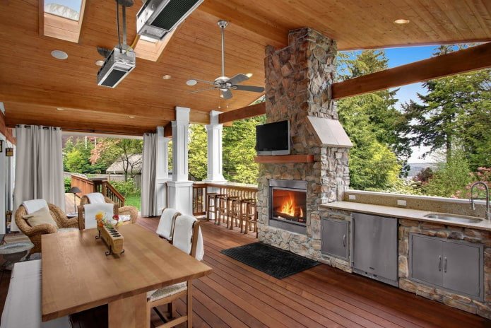 cuisine d'été sur la terrasse avec TV
