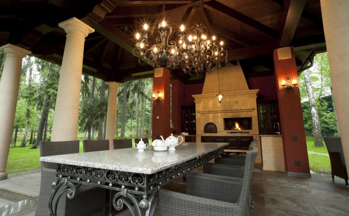 lustres en fer forgé et table sur la terrasse