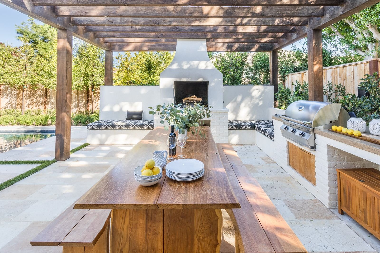 table en bois avec bancs sur la terrasse