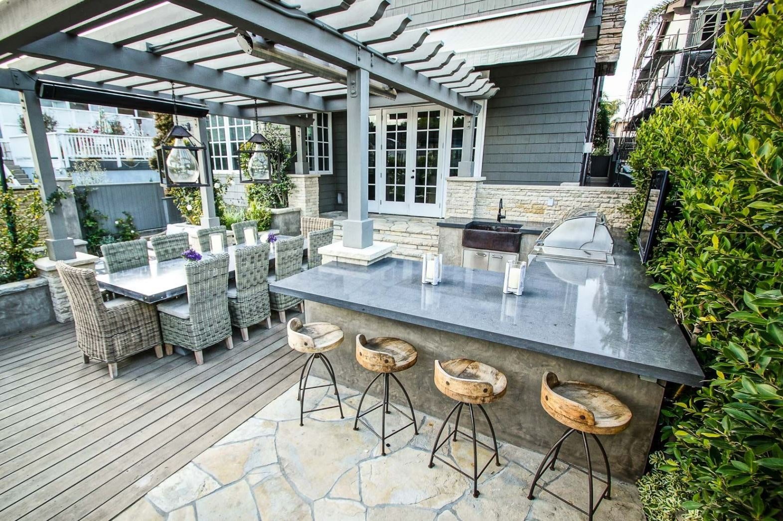 fauteuils et tabourets de bar élégants sur la terrasse