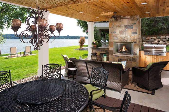 Mobilier en fer forgé et osier sur la terrasse