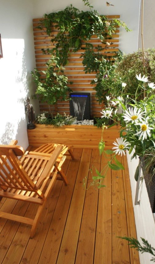terrasse sur le sol du balcon