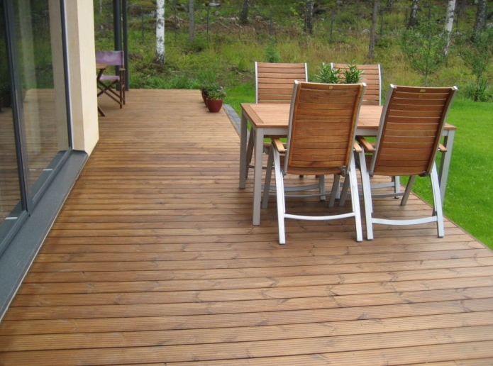 Espace repas sur la terrasse