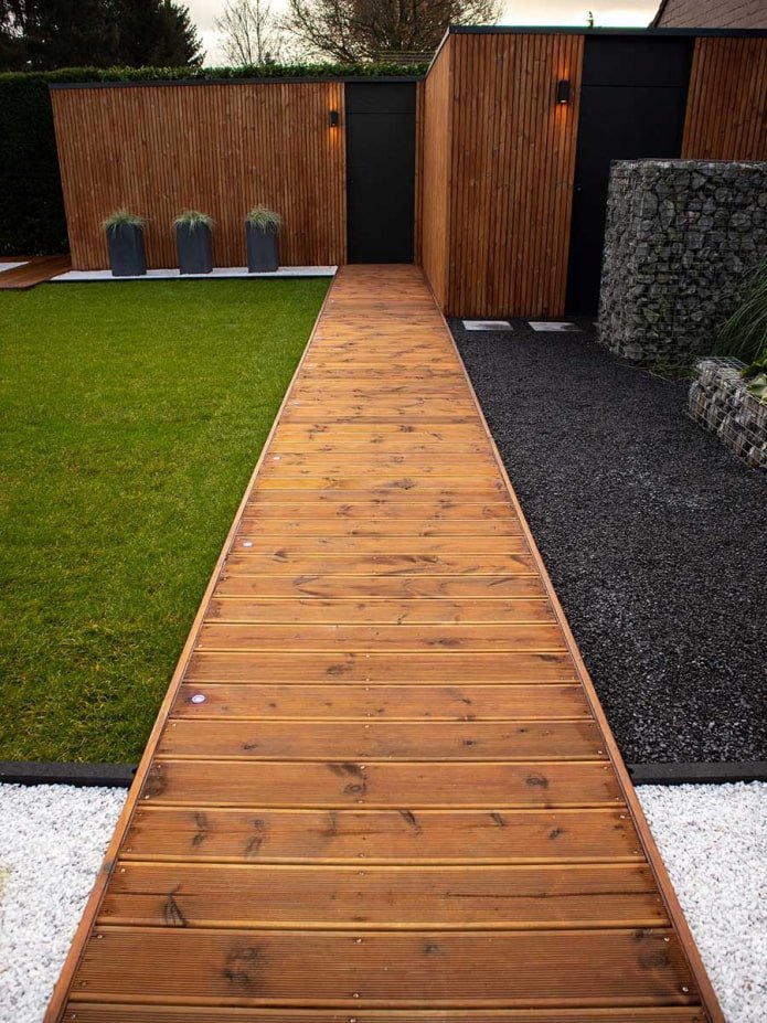 Allée en bois dans le jardin