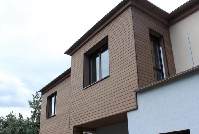 finition de la façade de la maison avec du platelage