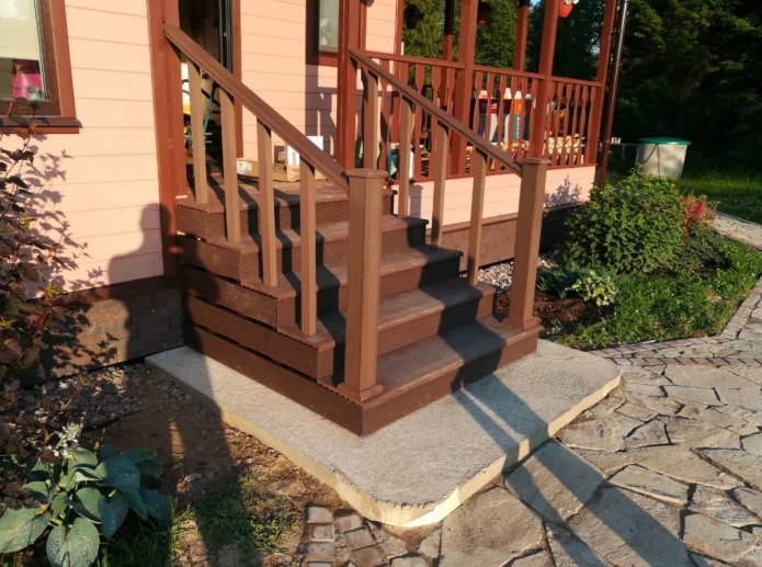 terrasse escalier près de la maison
