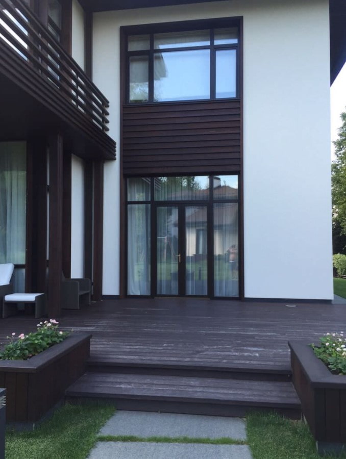 Bois foncé à l'extérieur de la maison