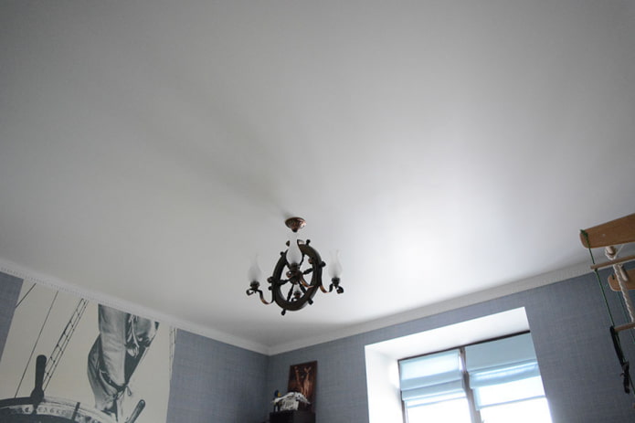 plafond en tissu dans la chambre de bébé