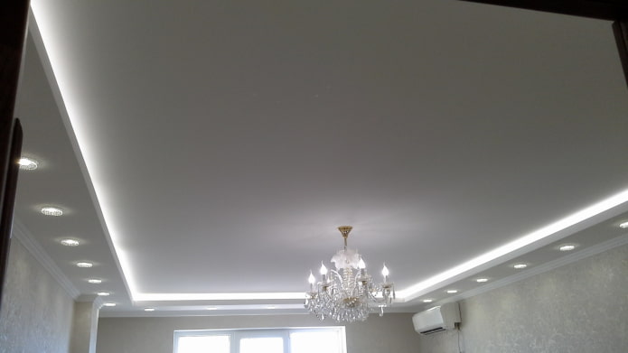 plafond avec bande LED et spots intégrés