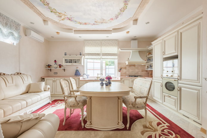 Plafond en tissu à motifs à l'intérieur d'une cuisine spacieuse