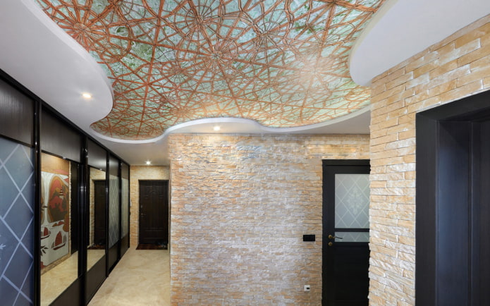 Plafond en tissu dans le couloir