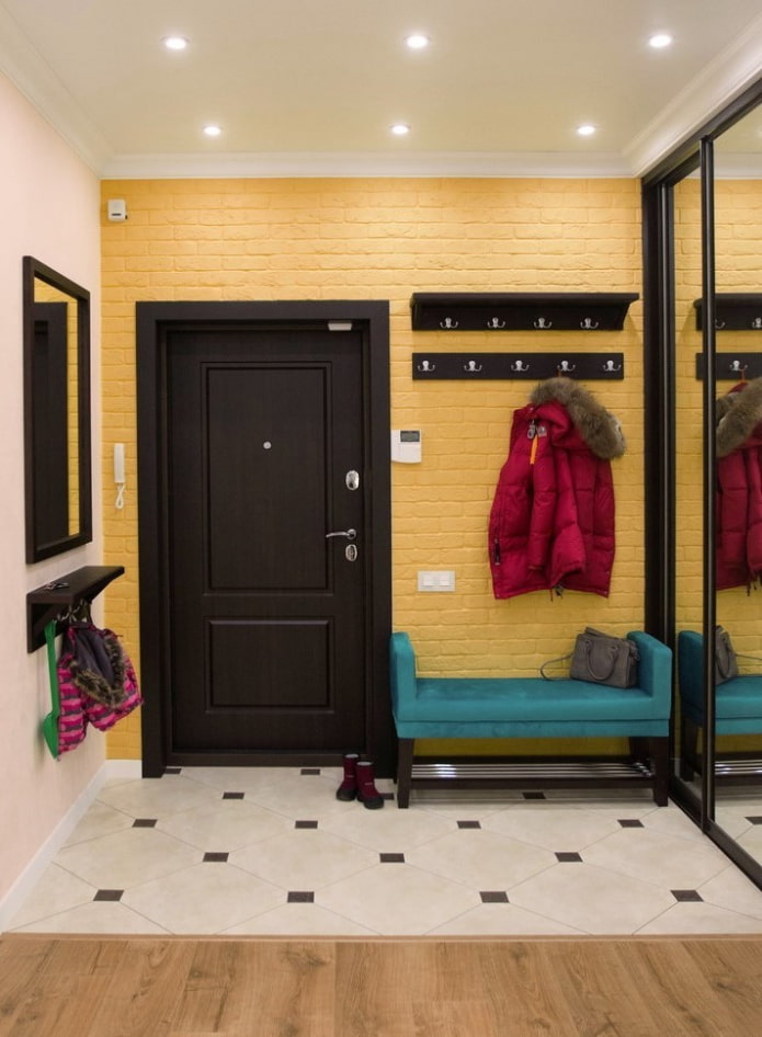 Éclairage ponctuel à l'intérieur du couloir