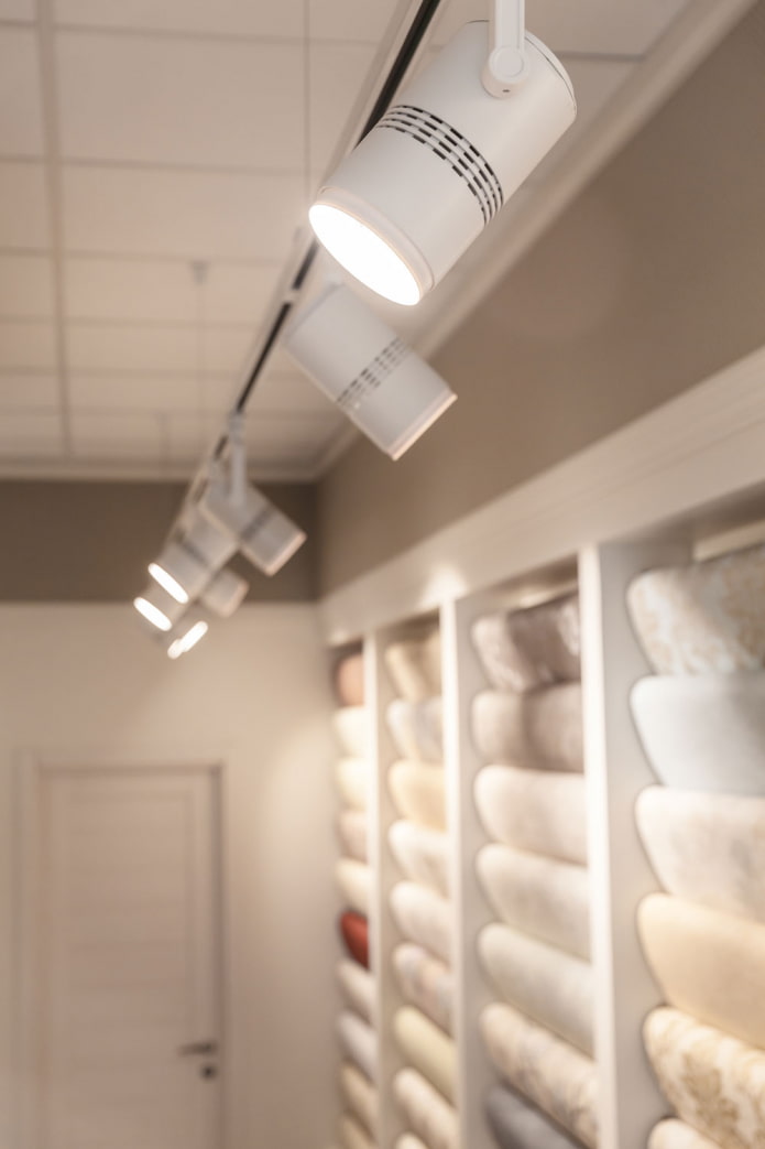 Lampe sur rail blanche
