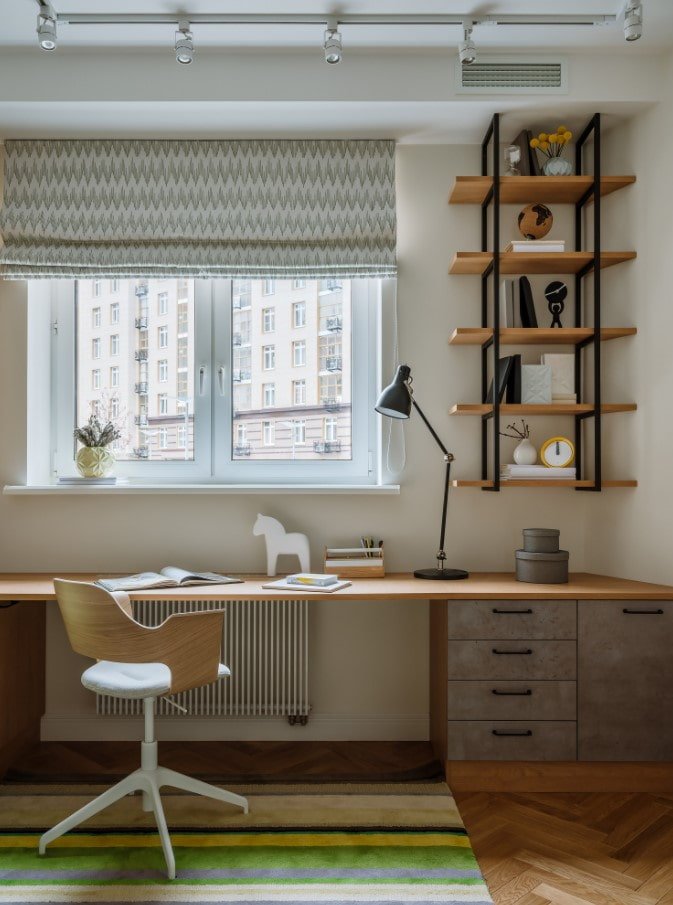 Rétroéclairage au-dessus de la zone de travail dans la chambre d'enfant