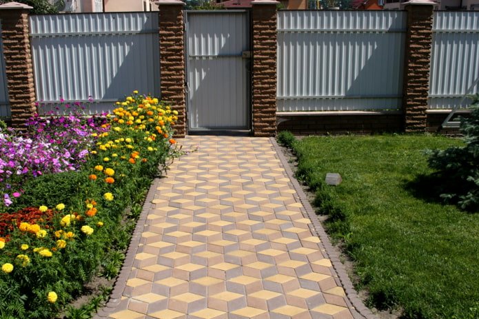 Carrelage de trottoir à la datcha