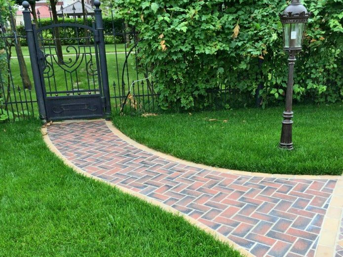 Carrelage de trottoir à la datcha