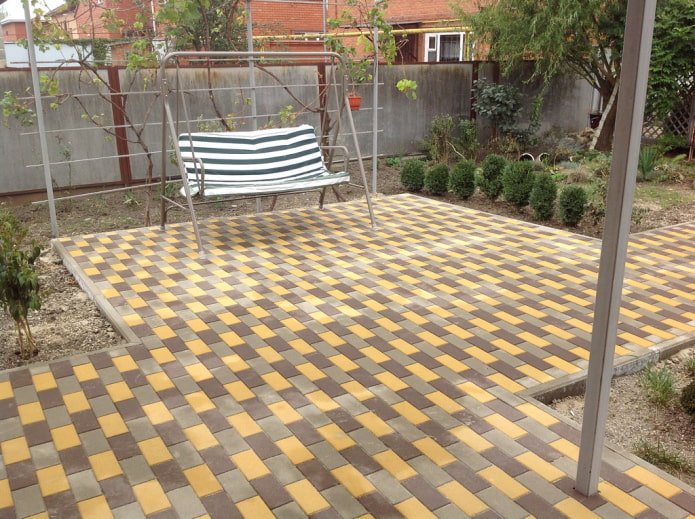 Carrelage de trottoir à la datcha
