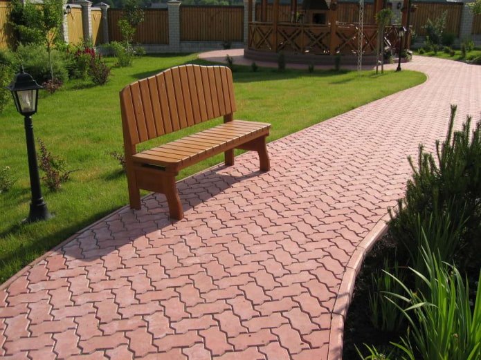 Disposition de carreaux figurés pour trottoir