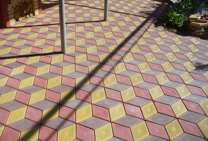 Disposition de carreaux figurés pour trottoir