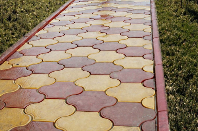 Disposition de carreaux figurés pour trottoir