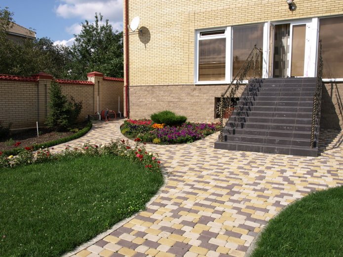 carrelage de rue dans la cour d'une maison privée