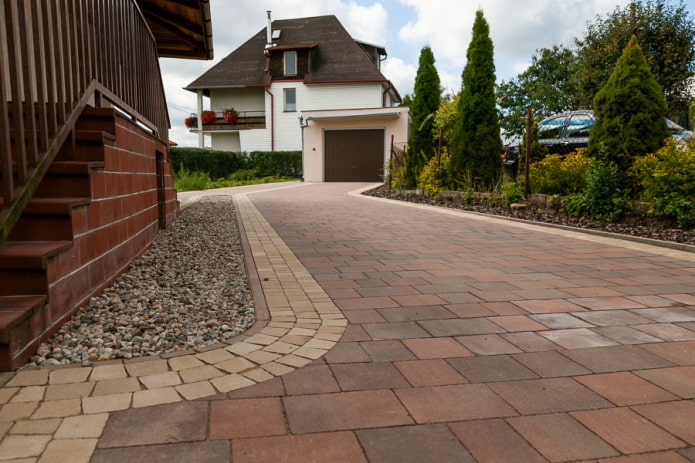 Carrelage extérieur dans la cour d'une maison privée