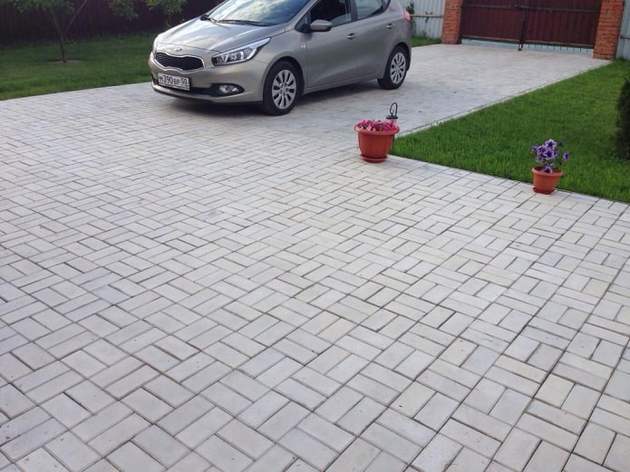 carrelage de rue dans la cour d'une maison privée