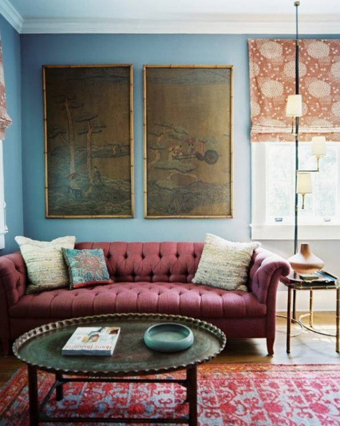 canapé de couleur marsala dans un salon clair