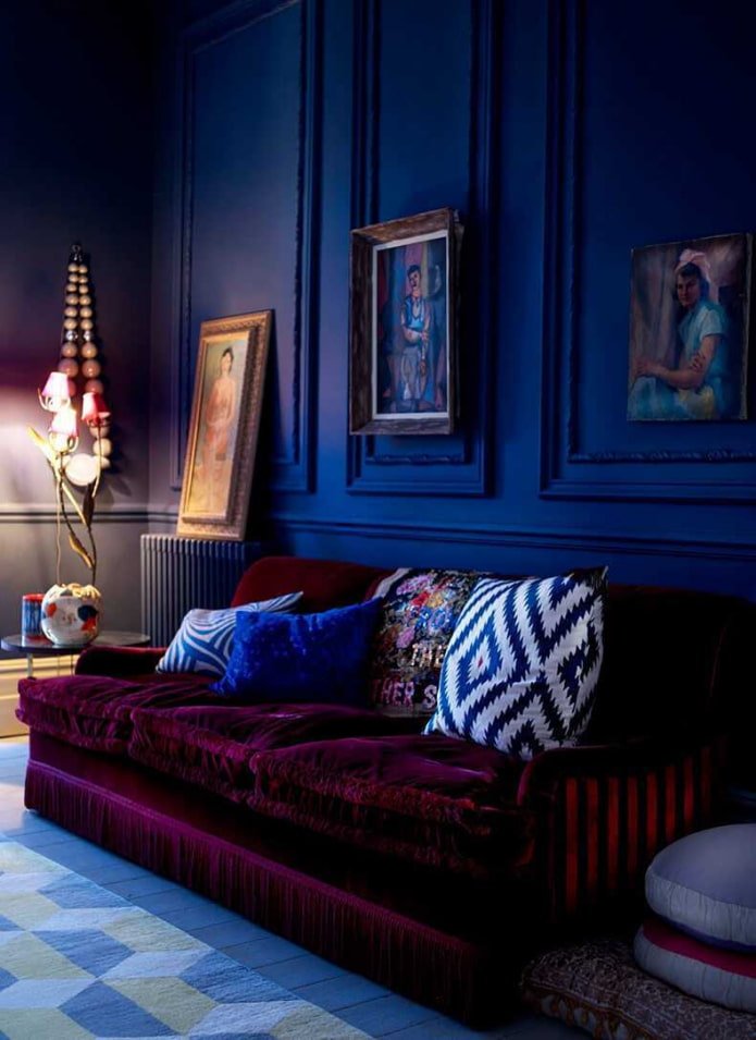 canapé de couleur marsala dans un salon sombre