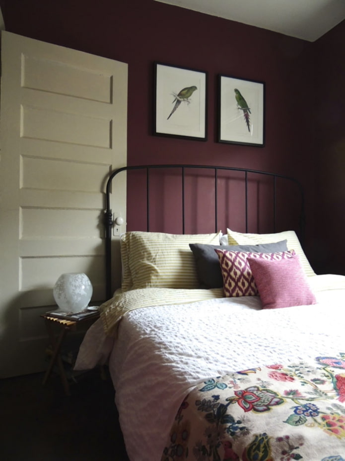 mur marsala derrière le lit