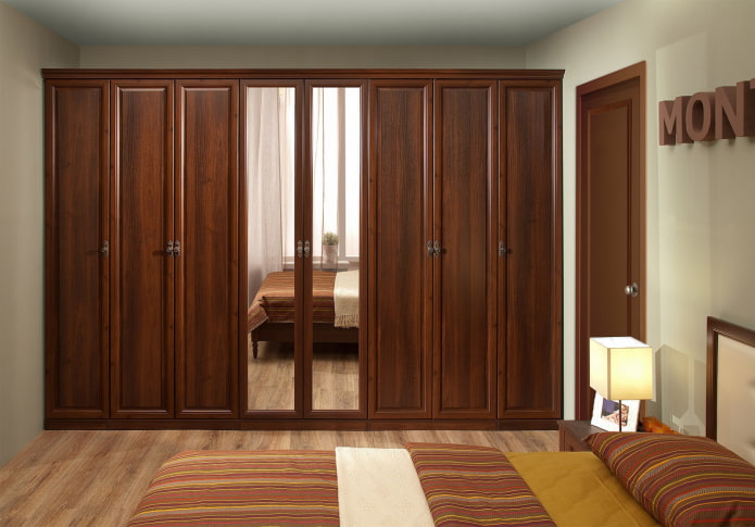 Armoire en bois sur tout le mur