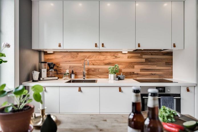 tablier en bois dans une cuisine blanche