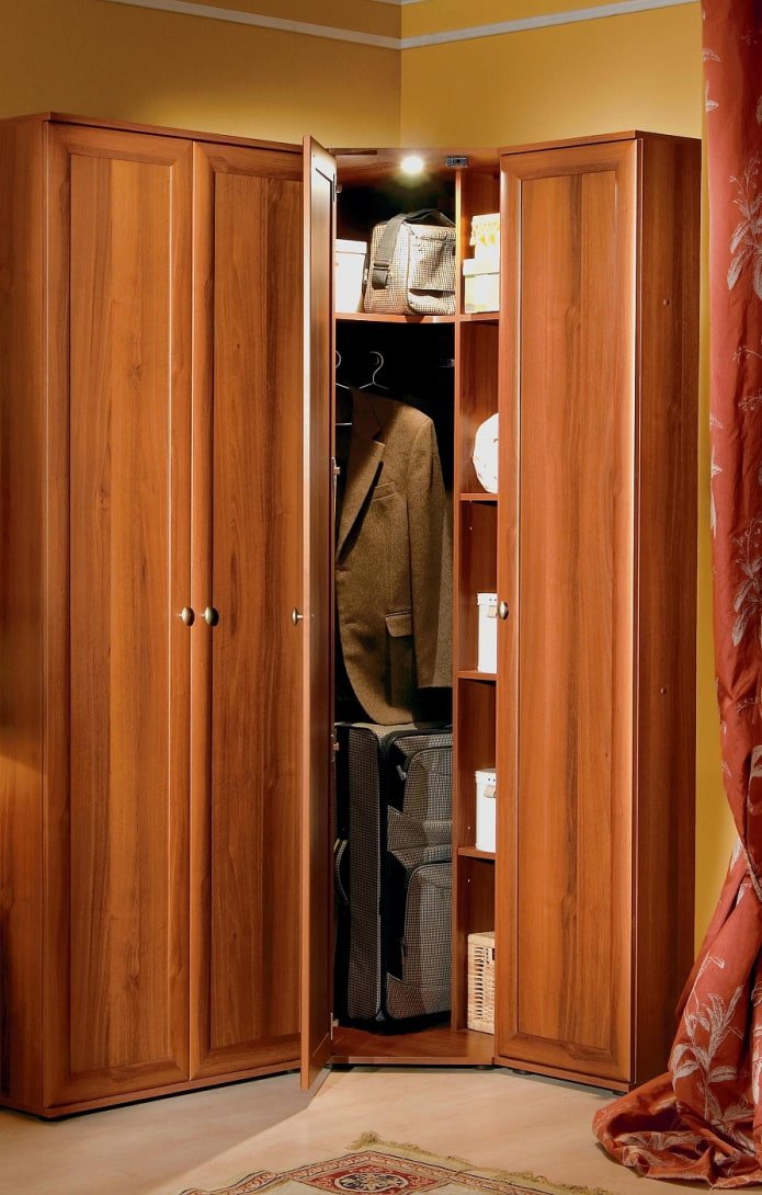 armoire d'angle dans le couloir
