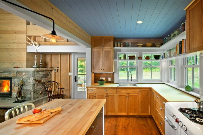 cuisine champêtre avec plafond en bois bleu