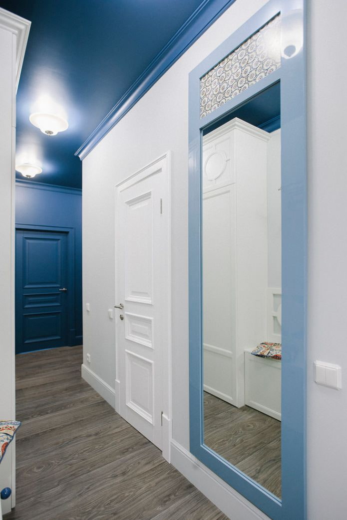 Couloir avec un plafond bleu