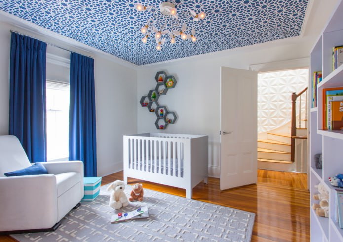 Plafond bleu à motifs