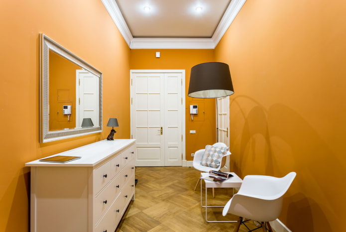 Design de couloir aux couleurs vives