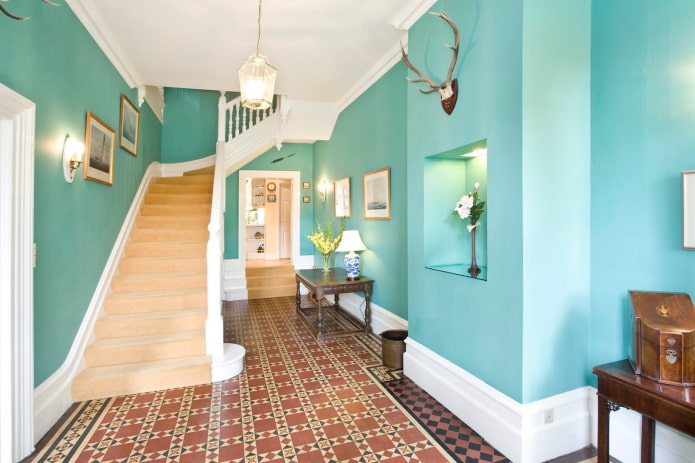 Design de couloir dans les tons turquoise
