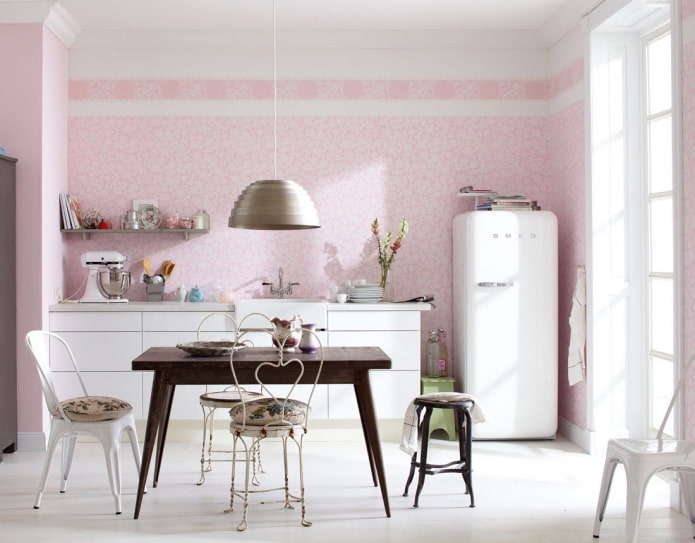 Murs roses dans la cuisine